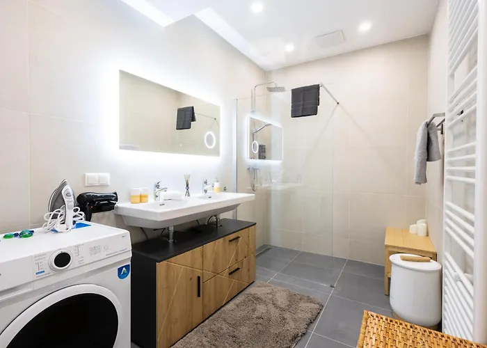 High-end 3 Bedroom L Free Parking L Ac In Every L Sleeps 11 * فيينا