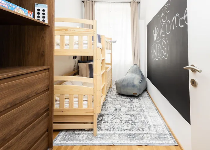 High-end 3 Bedroom L Free Parking L Ac In Every L Sleeps 11 شقة *