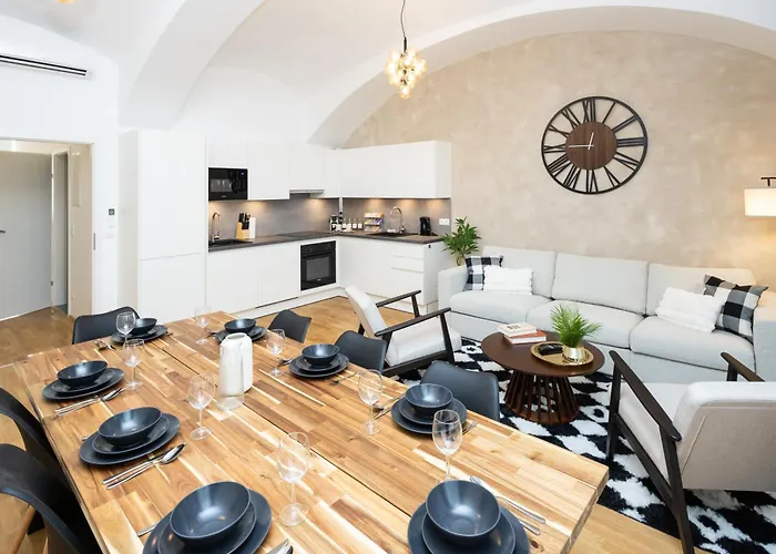 High-end 3 Bedroom L Free Parking L Ac In Every L Sleeps 11 فيينا