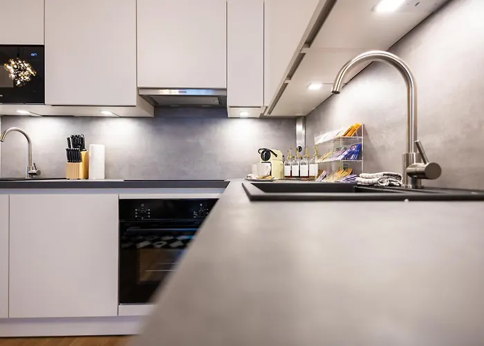 High-end 3 Bedroom L Free Parking L Ac In Every L Sleeps 11 *