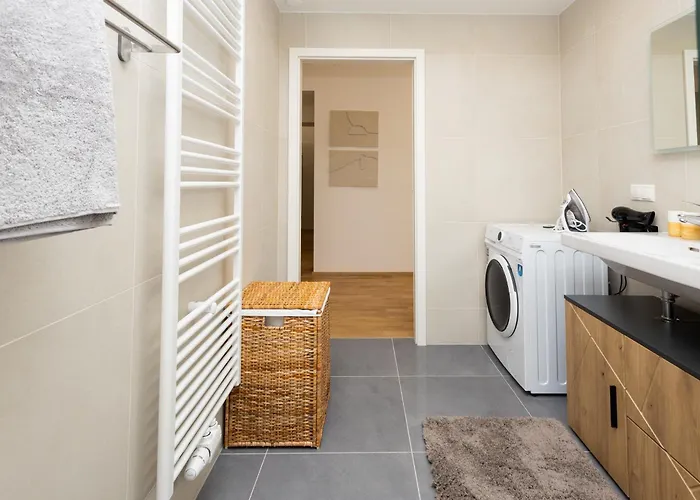 High-end 3 Bedroom L Free Parking L Ac In Every L Sleeps 11 شقة فيينا